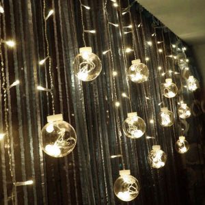 Iluminat LED de Craciun - perdea luminoasa 4m 108 LED-uri - pentru a decora case, apartamente și chiar pentru a crea un fundal frumos pentru fotografiile de Crăciun.