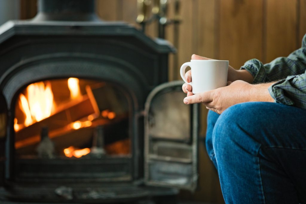 În diminețile reci, nu numai ceaiul vă va încălzi, ci și căldura din sobă. 
