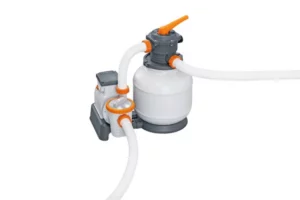 Filtru Bestway, FlowClear 8327 litri/oră este prevăzut cu un dozator ChemConnect™, care menține apa curată și sănătoasă.Debitul sistemului: 6813 L/h.