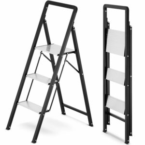 Scară pliabilă cu suport, 3 trepte | HIGHER, cu o capacitate de încărcare de 150 kg, oferă un design ușor și compact, ideal pentru utilizarea zilnică în casă.
