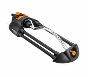 Pulverizator oscilant, 18 duze | NEO TOOLS asigură irigarea uniformă a peluzelor sau a straturilor de flori datorită gamei de pulverizare complet reglabile.